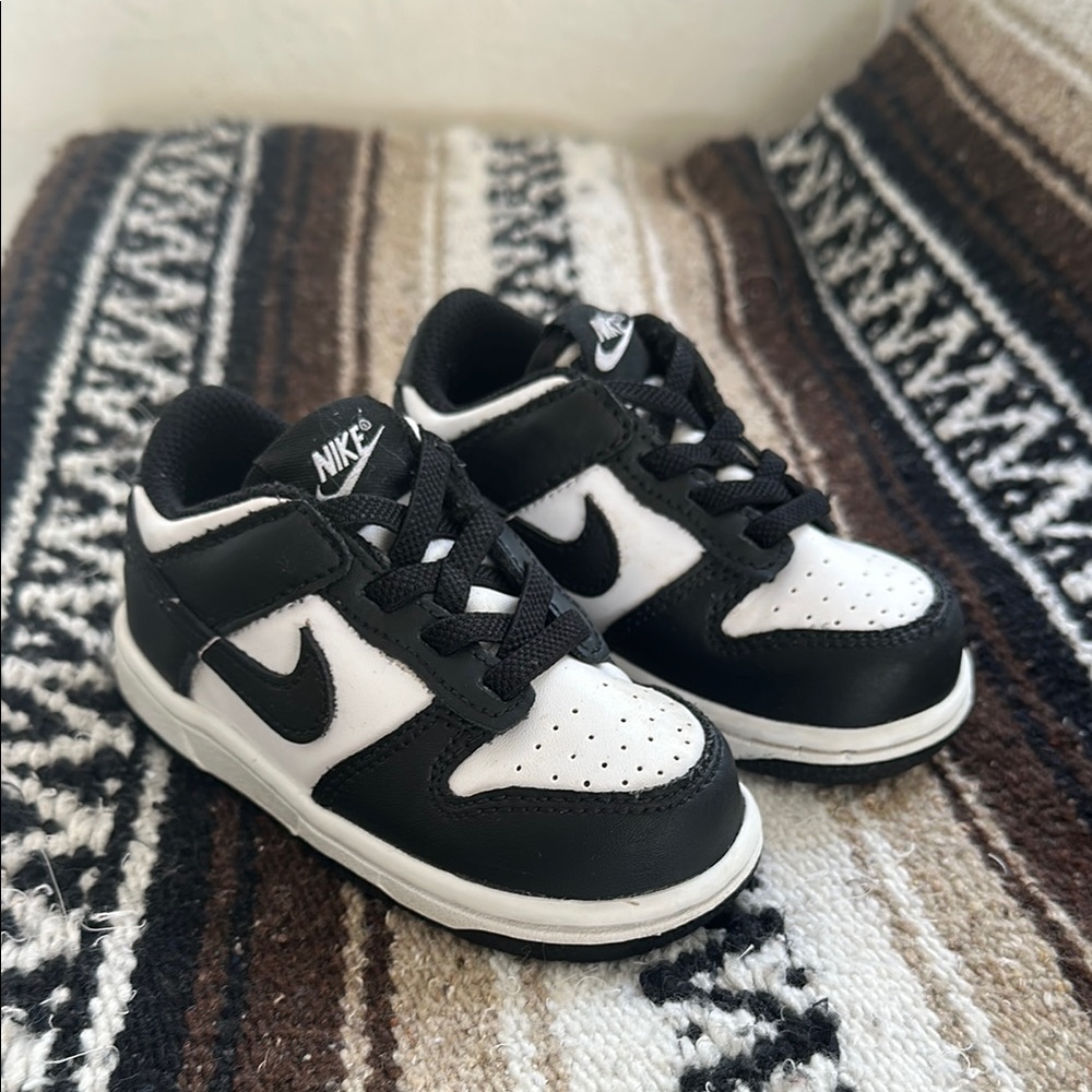 TODDLER Nike dunk “panda”